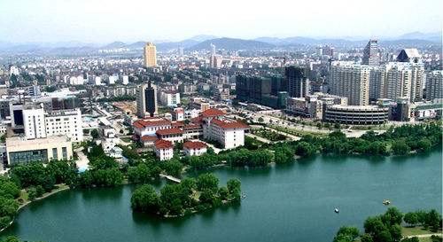 馬鞍山一醫(yī)院的二期工程正在開建,將新增床位890張,工期僅2年